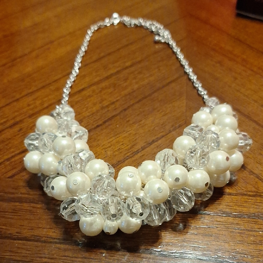 Elegant Pearl and Crystal Necklace